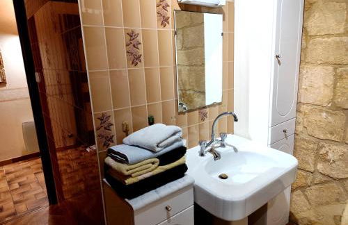 Demeure du XIIIe-XIVe s. dans la cité médiévale. - Photo 6