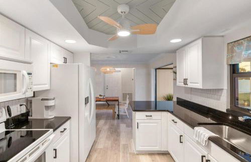 Stylish coastal retreat with Heated Saltwater pool - Foto 31