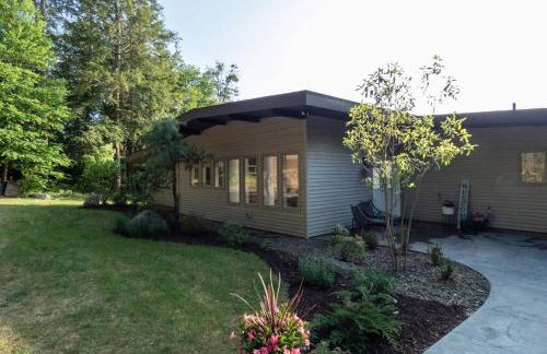 Modernist Lakefront Sojourn - Foto 15