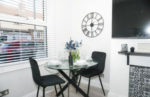 Luxury 3-Bedroom Home , with Free parking - Photo 4