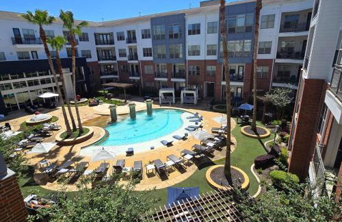 Poolside Comfort 2BR Galleria Stay AND Garage - Foto 6