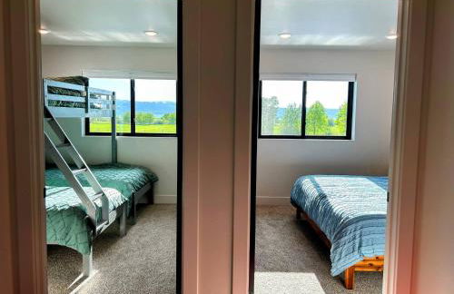 Peaks & Pines Modern Gem, 2 Kings, Bunks, Hot Tub, Walkable, Kid's Cove - Foto 44