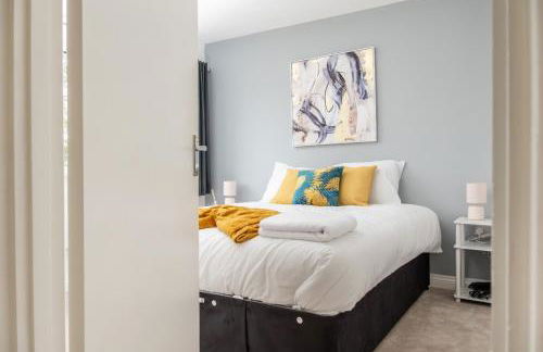 Beautiful Orpington Home w Pool Table and Driveway - Photo 36