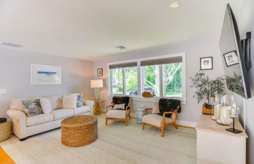 Coastal-Modern Home Less Than 3 Mi to Charlestown Beach! - Foto 4