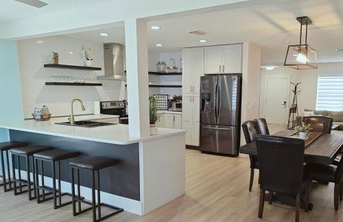 Spacious Upadated 2 King Beds Pets Welcome With Large Private and Fenced Yard Minutes to Beaches - Foto 1