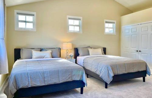 New Charming Spacious Disneyland Pool Home - Photo 20