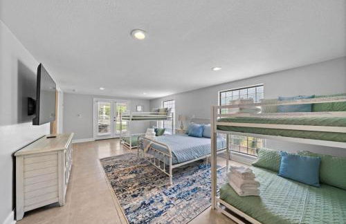 Waterfront oasis with private pool, game room, fire pit and volleyball court - Foto 58