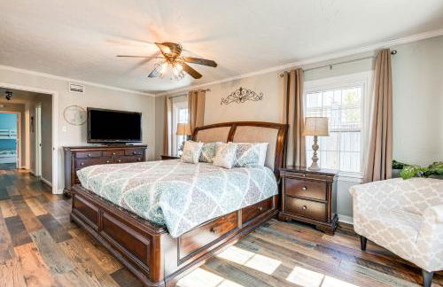 Galveston Group Getaway with Private Yard and Fire Pit - Foto 10