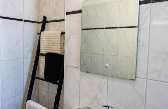 Doppelhaus- Villa Leipzig Schleußig , moderner Altbau Apartment Dachetage mit 2 Schlafzimmern und separatem Zusatzzimmer , Parkplatz - Balkon - Kamin - Eicheparkett - Arbeitsplatz - Foto 29