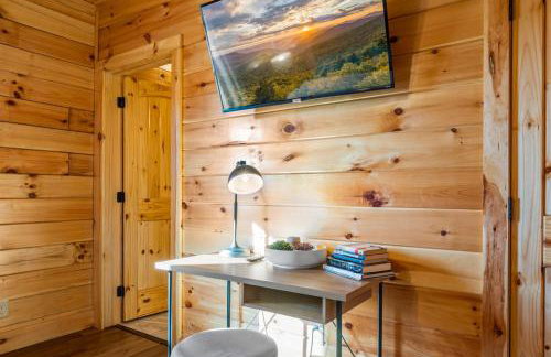 Indoor Pvt Pool, Pkyway, 44, HotTub, BBQ, King - Photo 26