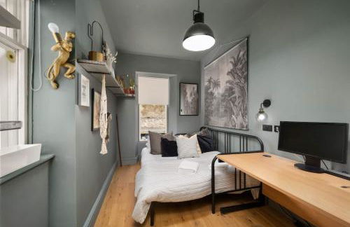 Gilmore House - 5 Bedroom Victorian Home with Hot Tub - Photo 24