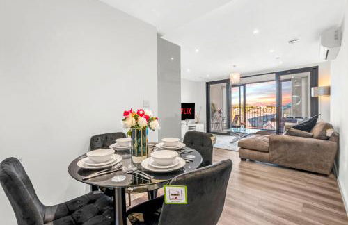 Two BDR Apt By Stay Aura Short Lets & Serviced Accommodation London With Free WiFi, Parking & 10 Min to Brentford Stadium - Foto 6