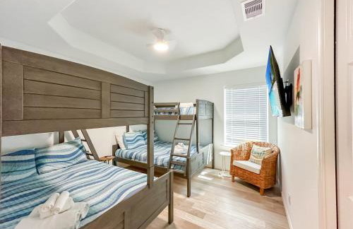 3BR Beach Retreat - Tiki Bar, Ocean Deck, Pet-Friendly & Sleeps 10 - Foto 20