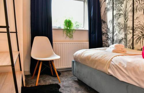 Stylish 3 Bed Home with Parking! - Photo 8