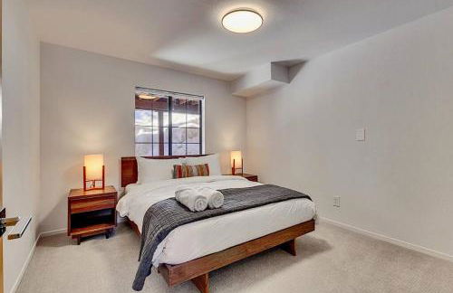 Private Ski, Lake & Golf Chalet! Walk to Lake - Foto 28