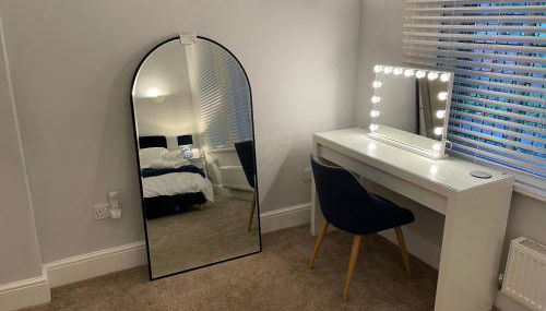 Contractors Business Families Relocation Accommodation enjoy Fast WiFi Large Screen Smart TV and SKY Sports in this Spotless Ground Floor apartment - Foto 5