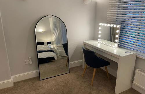 Contractors Business Families Relocation Accommodation enjoy Fast WiFi Large Screen Smart TV and SKY Sports in this Spotless Ground Floor apartment - Foto 5