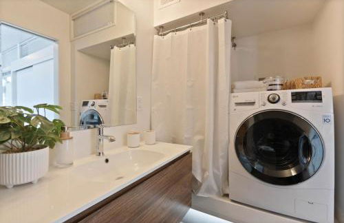 Midcentury Stay w Free Parking - Foto 10