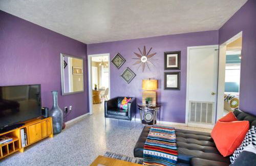 Retro-Inspired Stay BBQ Patio Close to Downtown - Foto 11