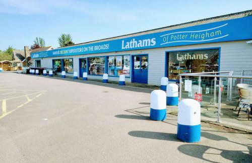 TAIL END: Bijoux Broads & Beach Base! Now with TV! - Photo 18