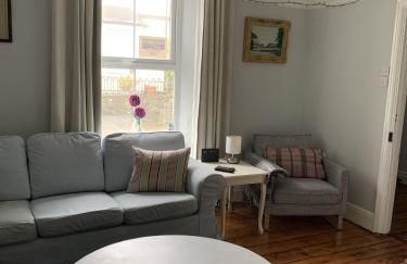 Wonderful Home and parking, pets allowed - Photo 4