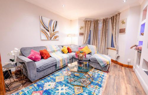 4BR 2Bath Home -Hot Tub, Free Parking & Games Room - Foto 21