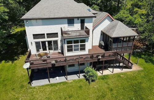 Secluded 4 bedroom with hot tub minutes from campus - Foto 2