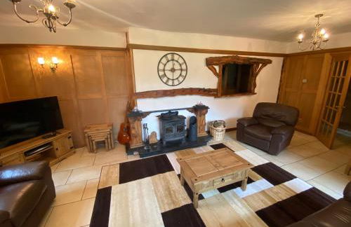 Country Cottage Sleeps 6 w/ Hot Tub & Dog-friendly - Foto 32