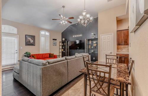 The Castle by the Lake with Pool and Balcony near Grandscape - Foto 99