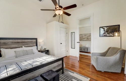 Downtown home with enclosed backyard, deck, streaming, washer/dryer, central AC - Foto 18