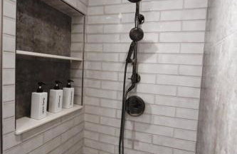 Artistic Retreat, King Suite with Private Balcony! - Foto 32