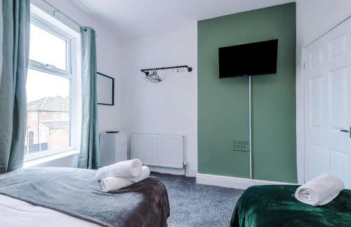 Spacious 3 Bed in Manchester by 53 Degrees Property, Perfect for Group Stays, Sleeps 8 with Free Parking! - Foto 17