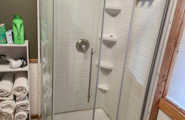 Spacious 5 Bedroom Cabin with Riverview & Black Lake Access - Foto 38