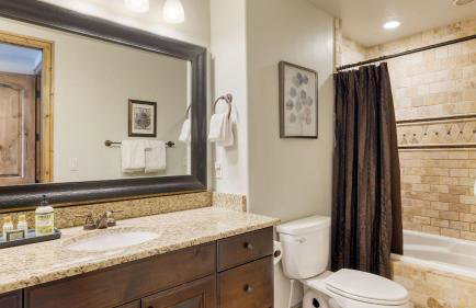 Blue Skies Lakeside Family-friendly Getaway w/ Hot Tub & BBQ - Foto 36