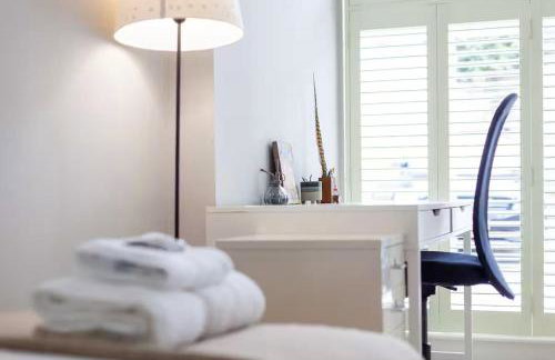 Beautiful light filled apartment in London - Photo 5