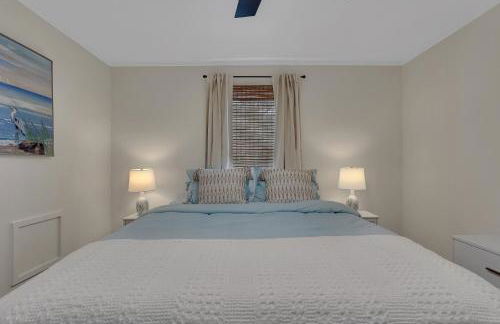 Beachy 3BD Bungalow One Block from Scenic Walkway - Foto 6