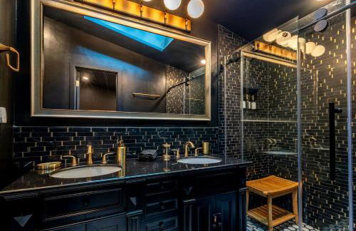 Modern Forest Cabin with Hot Tub, Screened Porch & Resort Access Near Hedgesville, WV - Foto 21