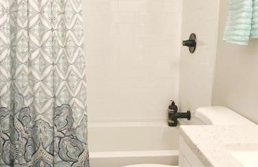 Charming 3BR 2BA with Private Patio - Foto 15