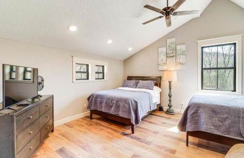 Riverfront Mountain View Cabin with Deck and Grill! - Foto 23