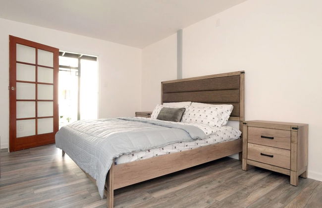 Spacious House on Melrose w Private Backyard Gym - Photo 2