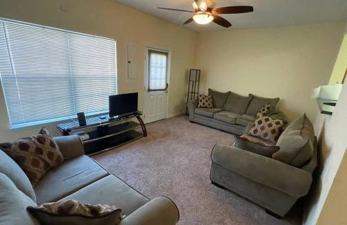 Spacious 3-bedroom townhouse with 2 1/2 baths. - Foto 1