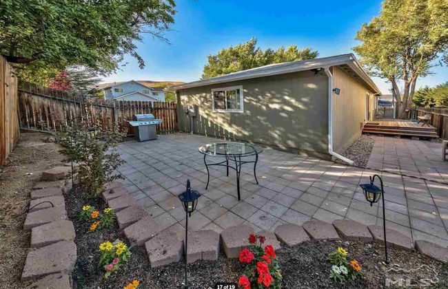 Vibrant Boho Family Home 3 Bed Pet Friendly UNR - Photo 13