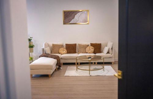 Cozy 1BR with Private Balcony, Gym, Pool & Workspace - Foto 2