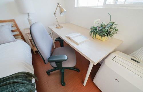 Entire Private Home with 4 Bedrooms 2 Bathrooms, Garage & Gated Yard, Near San Diego Gaslamp, Beach, Available Now - Foto 11