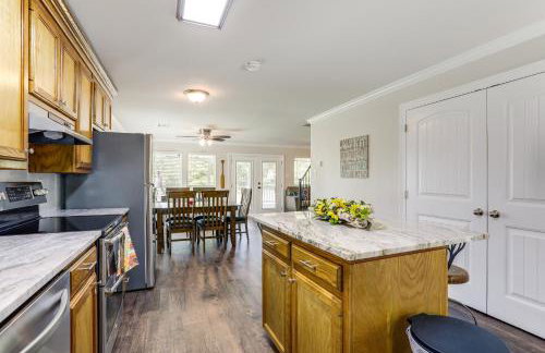 Riverfront Family Retreat w/ Yard in Saint Amant - Foto 9