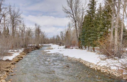 Off The Beaten Path Cabin with Mtn Views and Hot Tub - Foto 25