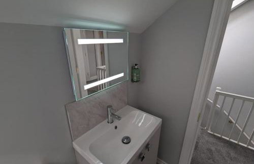 31 High Street - Modern & Stylish 2-bed Apartment - inc parking - Photo 14