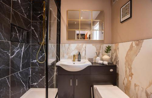 Luxuriou 5 Bedroom House By Homebird Property Management Short Lets & Serviced Accommodation Leeds With Private Parking & Free WiFi - Foto 7