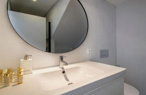 Liberdade Stylish Attic Apt with AC and City View - Photo 28