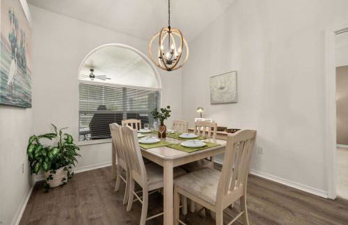 Modern Retreat Pool and Game Room - Foto 12